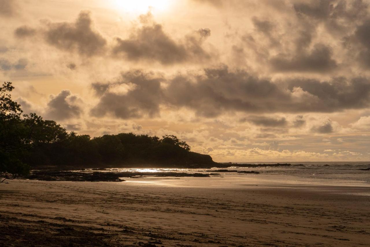 Capitan Suizo Beachfront Boutique Hotel Tamarindo Exterior photo