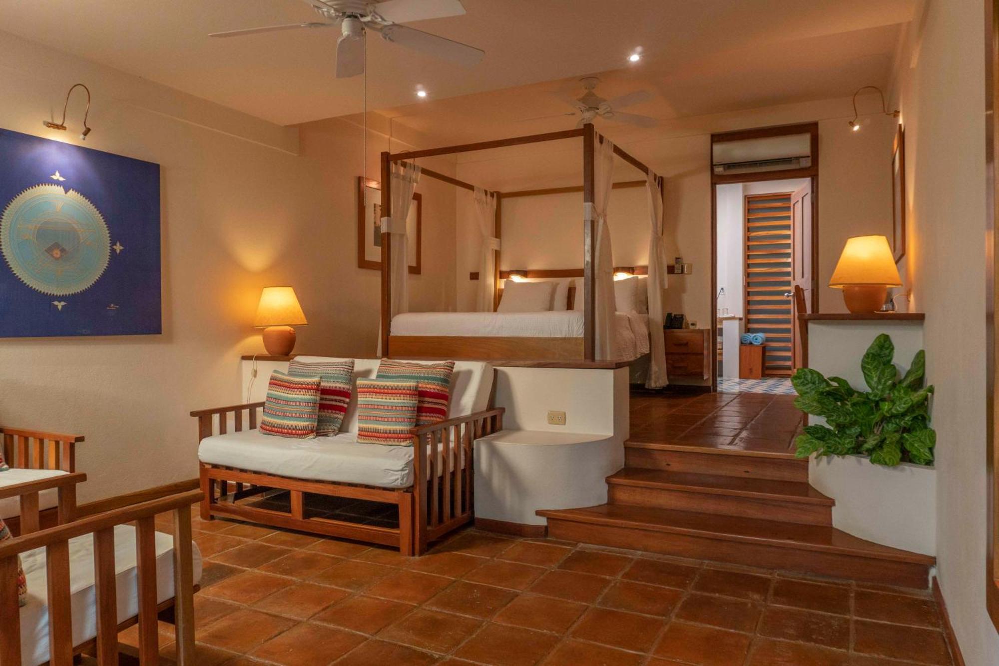 Capitan Suizo Beachfront Boutique Hotel Tamarindo Room photo