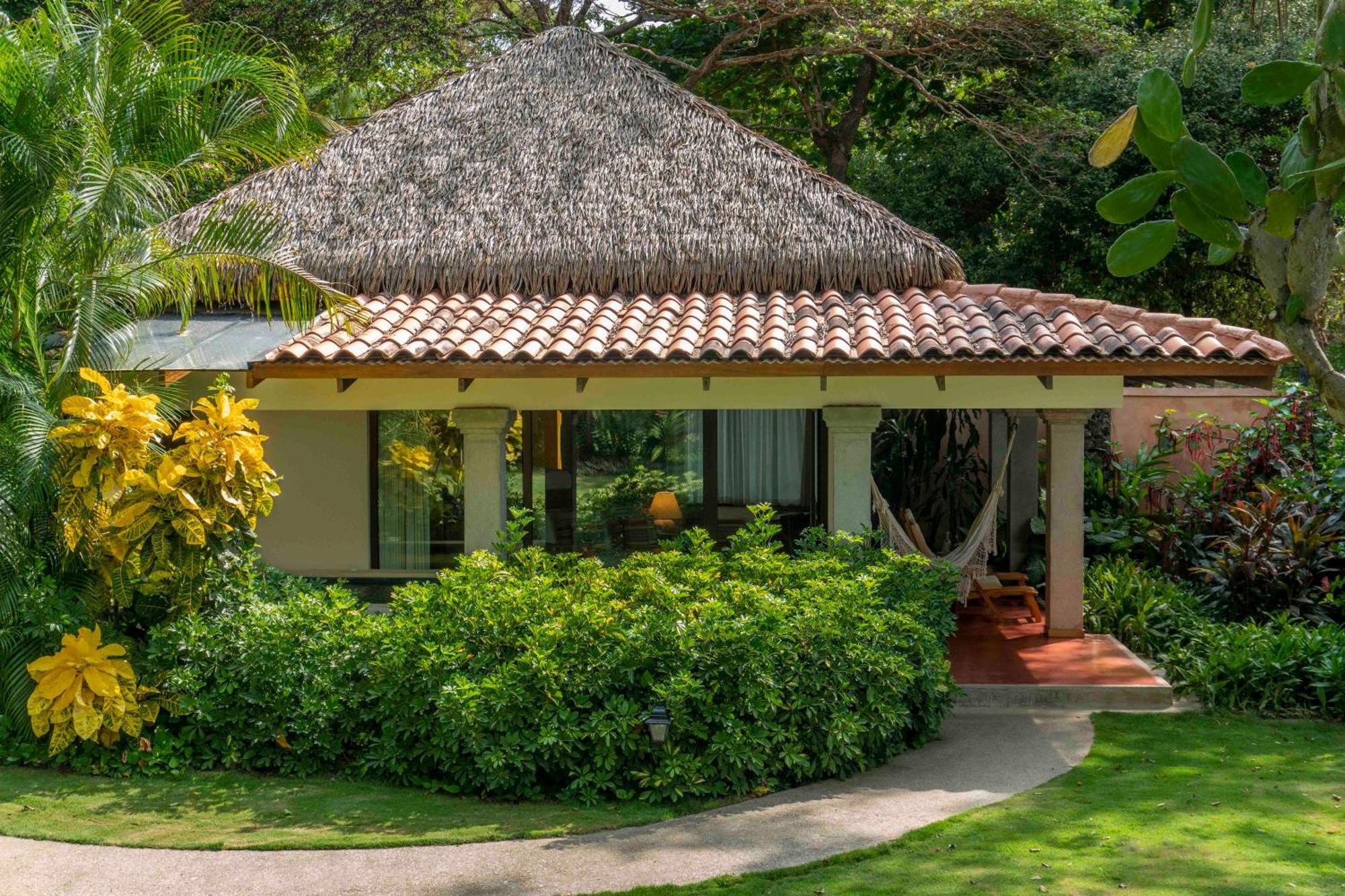 Capitan Suizo Beachfront Boutique Hotel Tamarindo Room photo